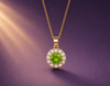 Collier pendentif halo en or jaune 14 carats avec péridot naturel par AME Jewellery
