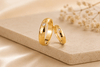 Célébrez votre amour éternel avec les alliances facettées en diamant naturel, magnifiquement conçues en or jaune 18 carats par AME Jewellery. 