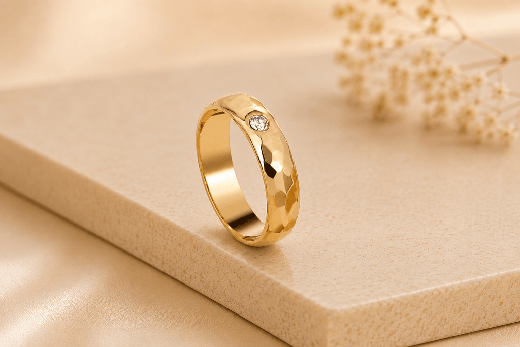 Célébrez votre amour éternel avec les alliances facettées en diamant naturel, magnifiquement conçues en or jaune 18 carats par AME Jewellery.