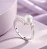 Bague contournement en argent sterling avec perles de culture d'eau douce blanches de 7 mm par AME Jewellery pour femme.