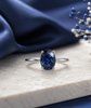 Bague en or blanc 10K avec saphir bleu ovale naturel par AME Jewellery. 
