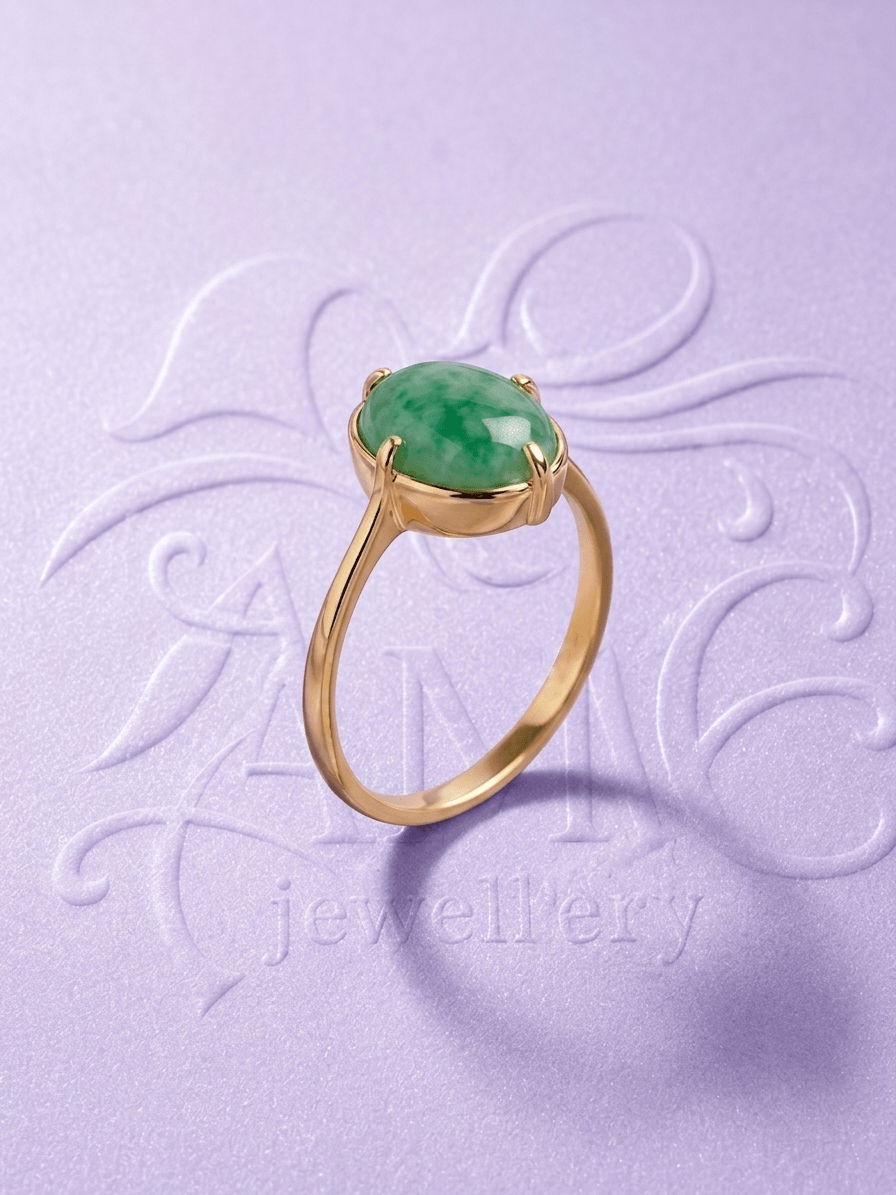 Bague en or jaune 14 carats avec jade jadéite birman forme de cabochon ovale par AME Jewellery 