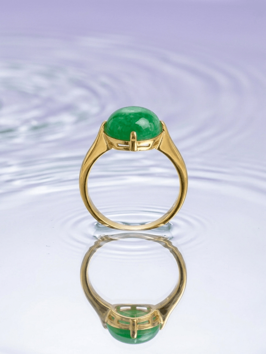 Bague en or jaune 14 carats avec jade jadéite birman forme de cabochon ovale par AME Jewellery 