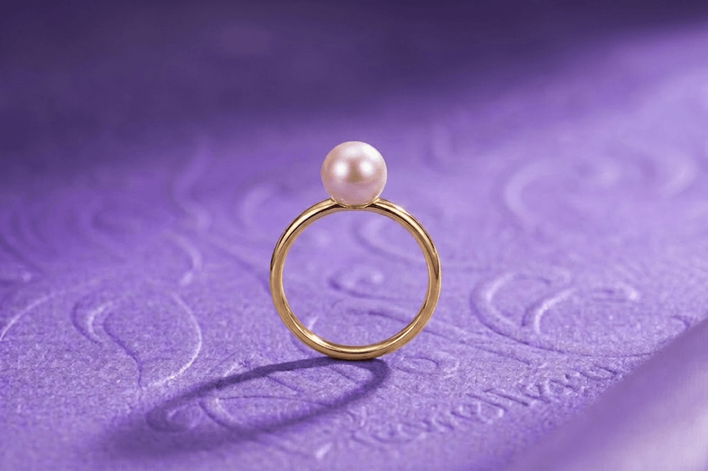 Bague classique en or jaune 14K avec perle de culture d'eau douce vert paon de 7 mm par AME Jewellery. 