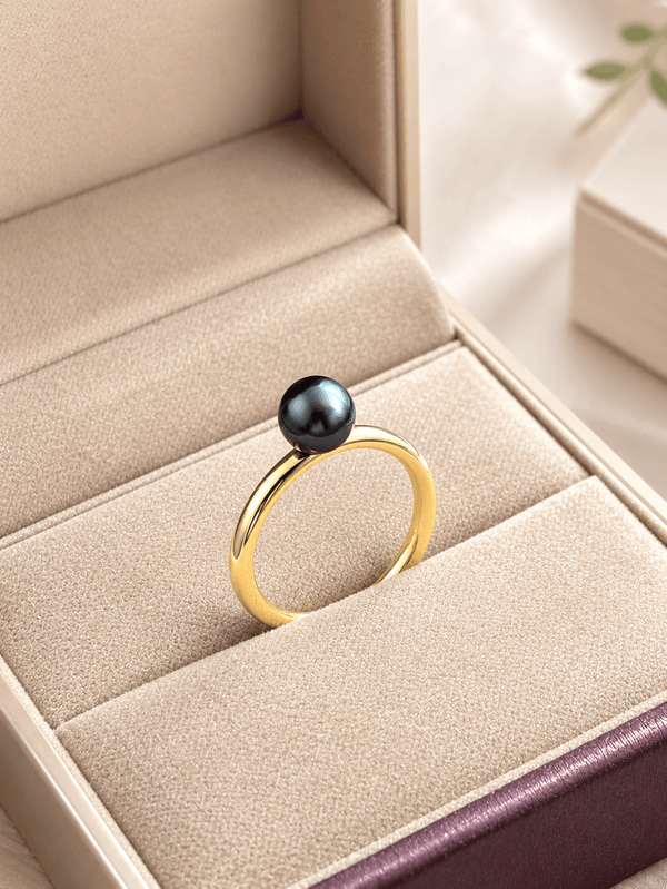 Bague classique en or jaune 14K avec perle de culture d'eau douce vert paon de 7 mm par AME Jewellery. 