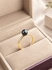 Bague classique en or jaune 14K avec perle de culture d'eau douce vert paon de 7 mm par AME Jewellery. 