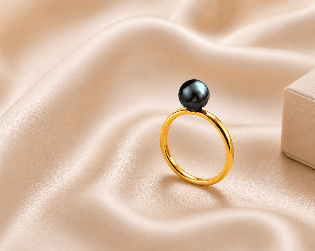 Bague classique en or jaune 14K avec perle de culture d'eau douce vert paon de 7 mm par AME Jewellery. 