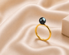 Bague classique en or jaune 14K avec perle de culture d'eau douce vert paon de 7 mm par AME Jewellery. 