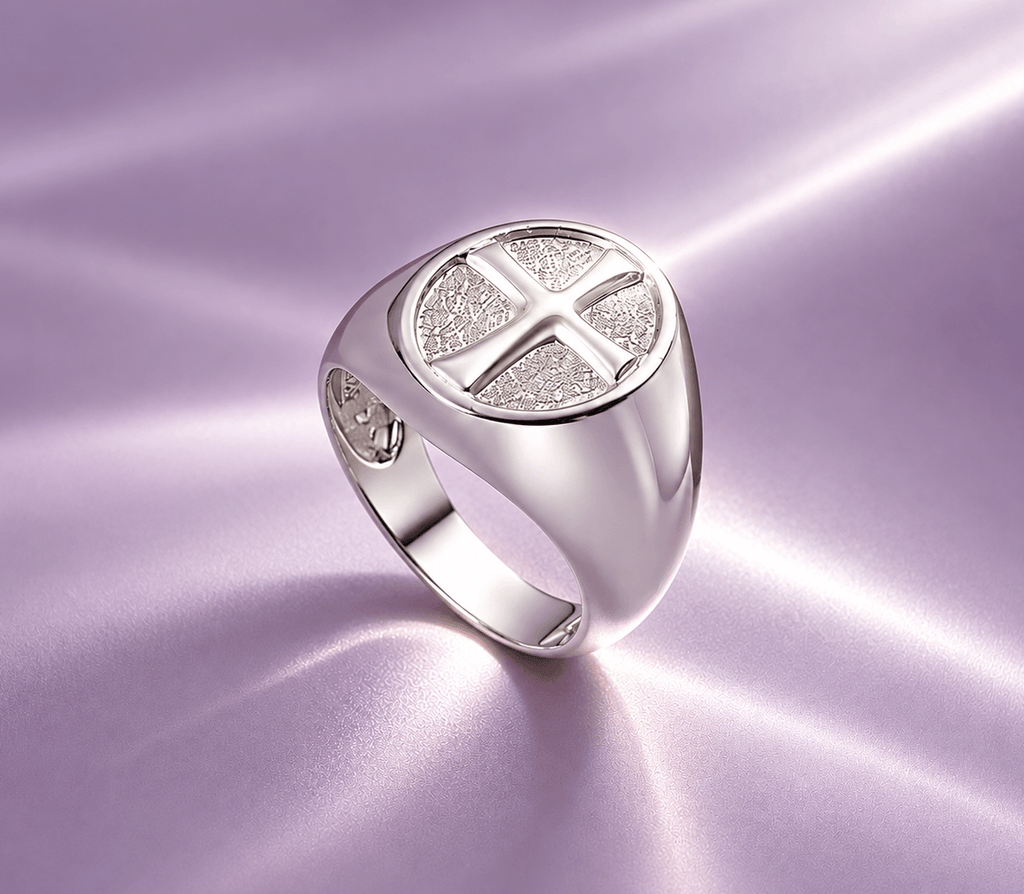 Bague chevalière ovale droite et croix pour homme en argent sterling par AME Jewellery.