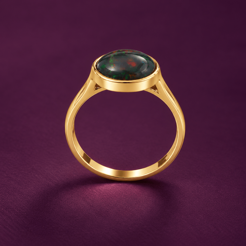 Bague lunette en or jaune 14 carats avec opale noire naturelle en forme de cabochon ovale par AME Jewellery
