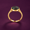 Bague lunette en or jaune 14 carats avec opale noire naturelle en forme de cabochon ovale par AME Jewellery