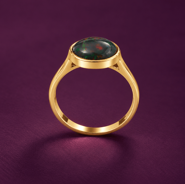 Bague lunette en or jaune 14 carats avec opale noire naturelle en forme de cabochon ovale par AME Jewellery
