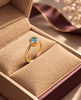 Bague lunette en or jaune 14 carats avec zircon bleu naturel par AME Jewellery. 