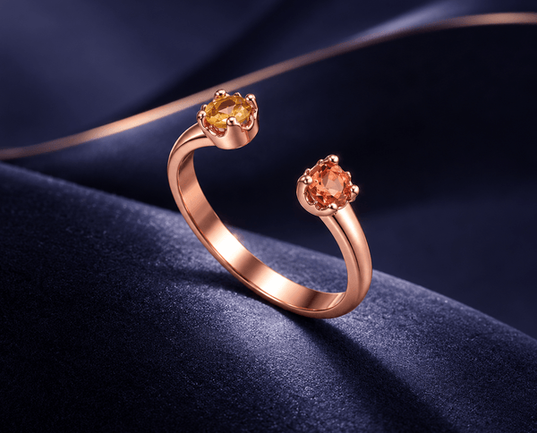 Bague ouvert en Or rose 14 carats avec deux saphirs jaune et orange rougeâtre naturels par AME Jewellery.