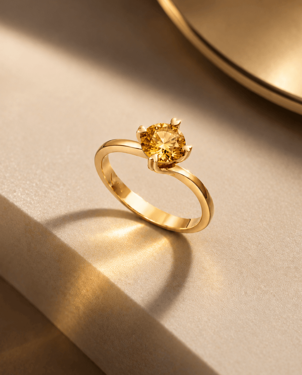 Bague solitaire torsadée en citrine naturelle en or jaune 14K - AME Jewellery.