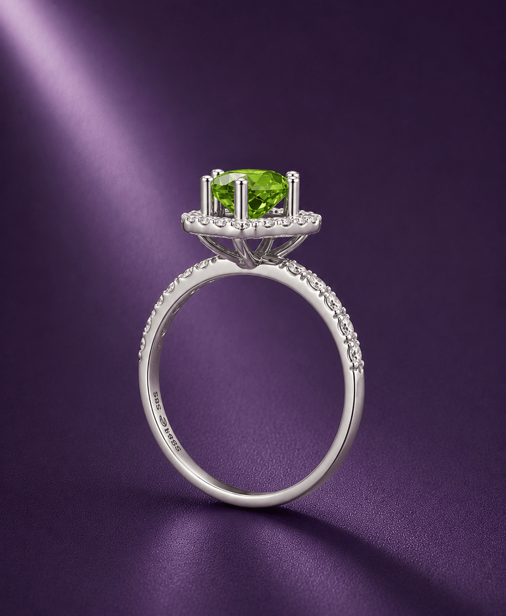 Bague halo carré en argent sterling avec péridot naturel par AME Jewellery.