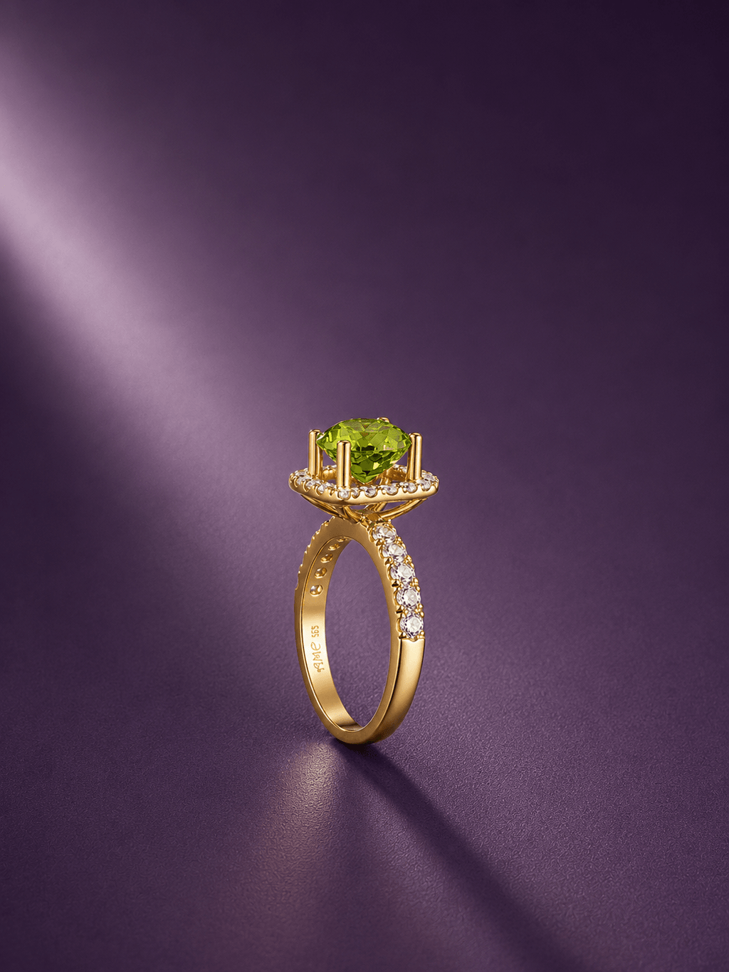 Bague halo carré en or jaune 14K avec péridot naturel par AME Jewellery