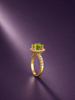 Bague halo carré en or jaune 14K avec péridot naturel par AME Jewellery