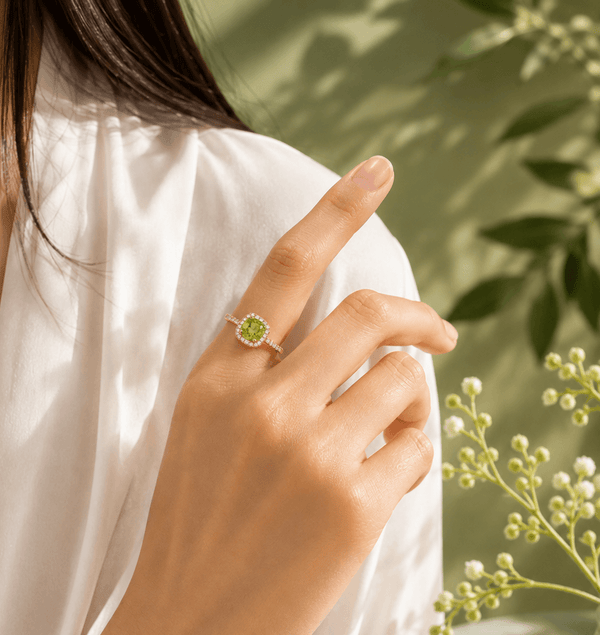 Bague halo carré en or jaune 14K avec péridot naturel par AME Jewellery