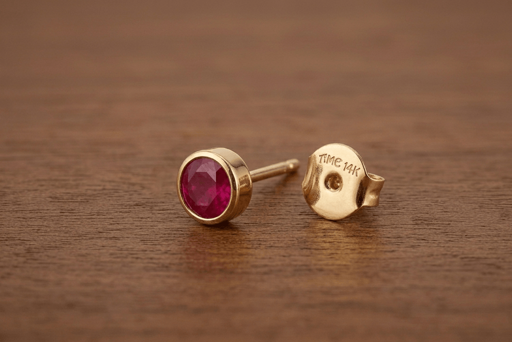 Boucle d'oreille lunette en or jaune 14 carats pour homme avec des rubis par AME Jewellery