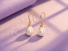 Boucles d'oreilles pendantes en or jaune 14K avec perles de culture d'eau douce en forme de poire par AME Jewellery