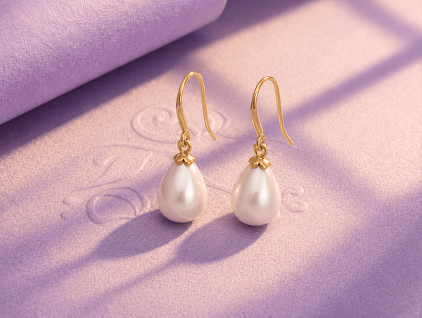 Boucles d'oreilles pendantes en or jaune 14K avec perles de culture d'eau douce en forme de poire par AME Jewellery