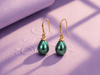 Boucles d'oreilles pendantes en or jaune 14K avec perles de culture d'eau douce en forme de poire par AME Jewellery