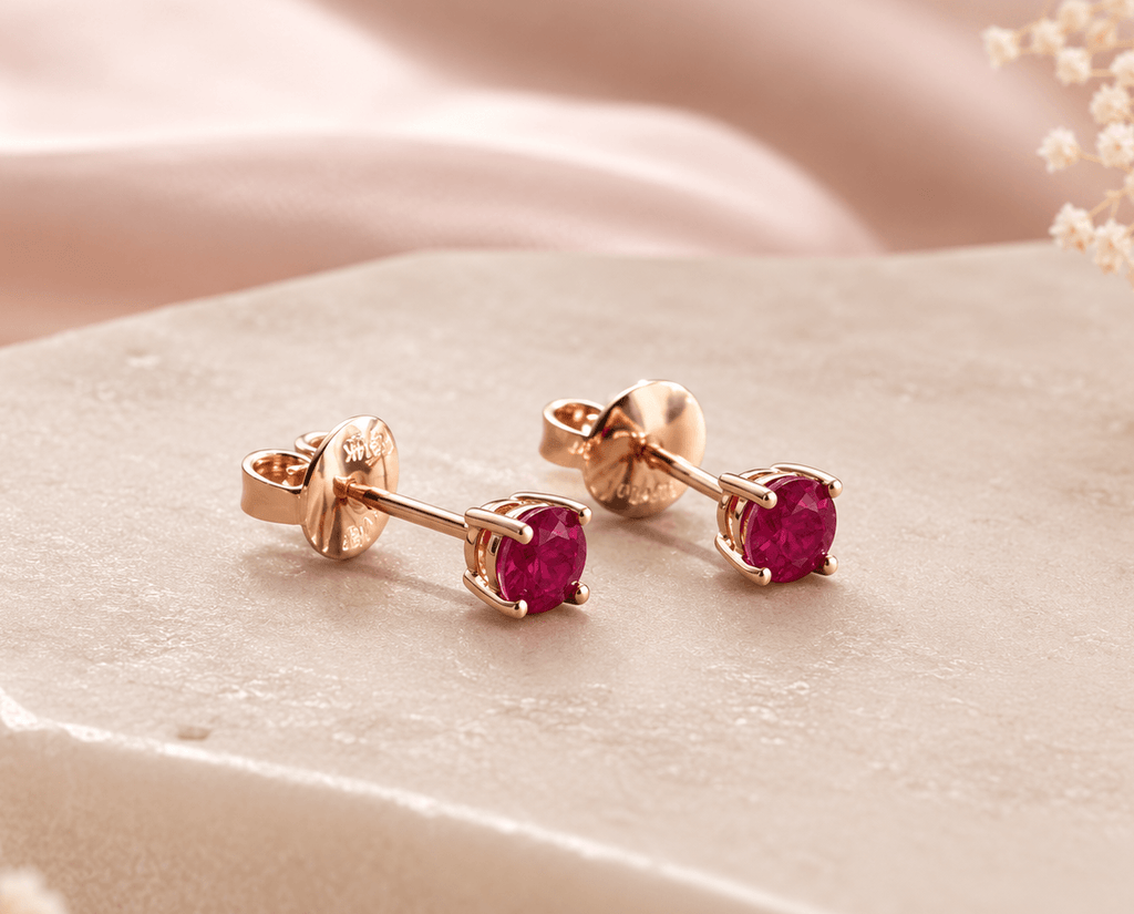 Boucles d'oreilles à 4 griffes en or rose 14K et rubis naturels - AME Jewellery.