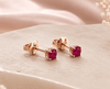 Boucles d'oreilles à 4 griffes en or rose 14K et rubis naturels - AME Jewellery.