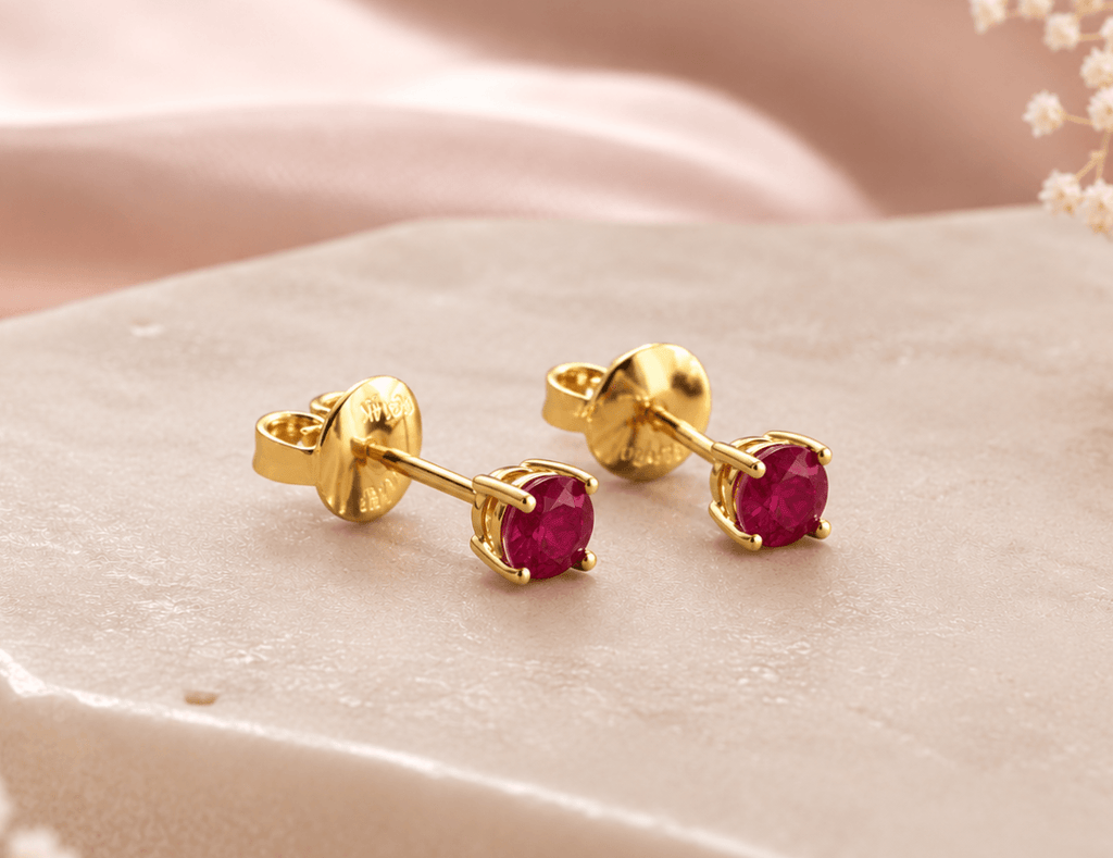 Boucles d'oreilles à 4 griffes en or rose 14K et rubis naturels - AME Jewellery.