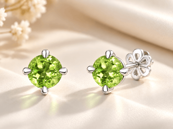 Boucles d'oreilles à 4 griffes en argent sterling et péridot naturel - AME Jewellery. 