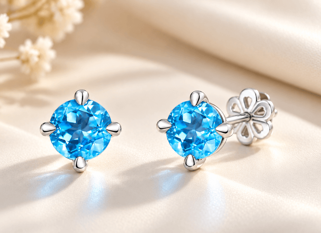 Boucles d'oreilles à 4 griffes en argent sterling et topaze bleue naturelle – AME Jewellery. 