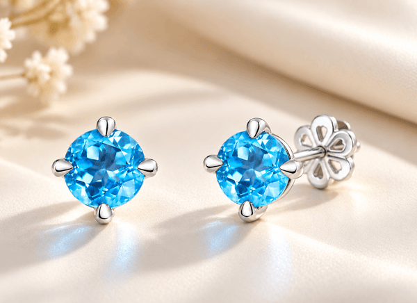 Boucles d'oreilles à 4 griffes en argent sterling et topaze bleue naturelle – AME Jewellery. 