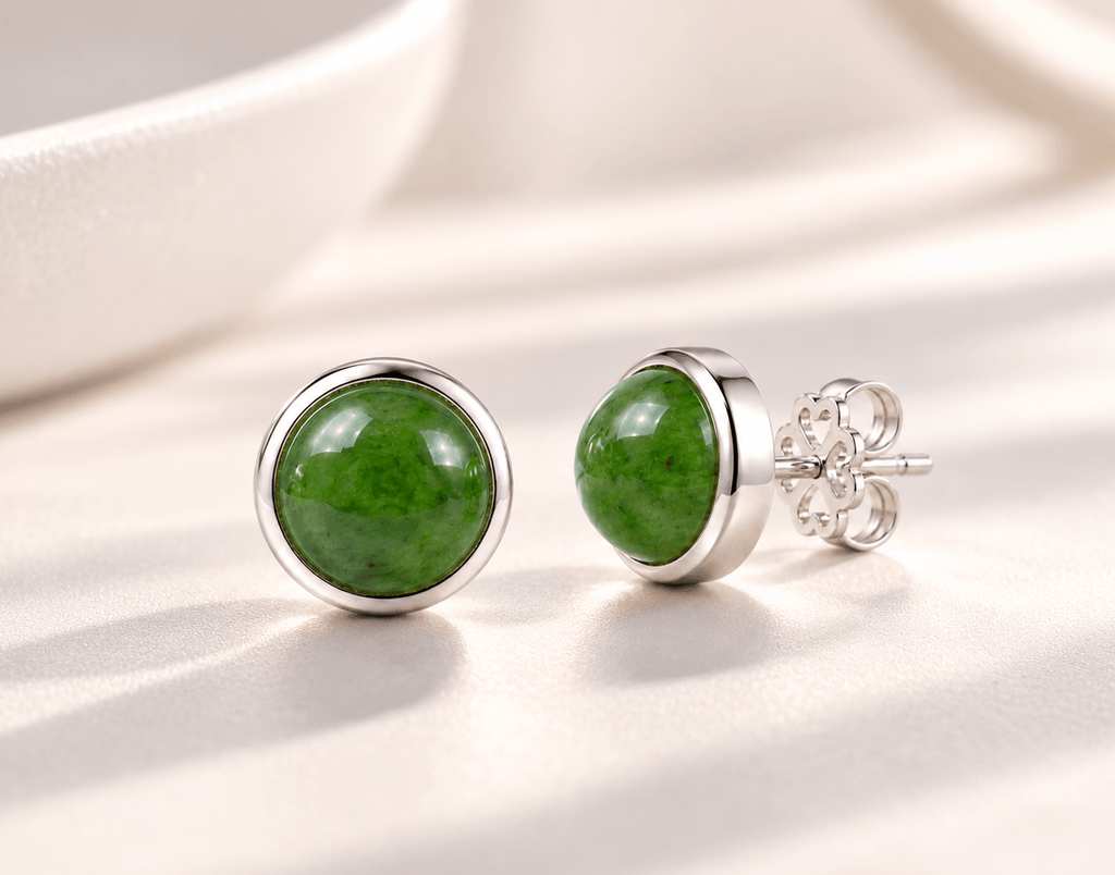 Boucles d’oreilles demi-sphériques en néphrite naturelle - AME Jewellery. 