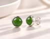 Boucles d’oreilles demi-sphériques en néphrite naturelle - AME Jewellery. 