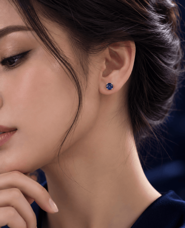 Boucles d'oreilles en or blanc 10K avec saphir bleu naturel par AME Jewellery.