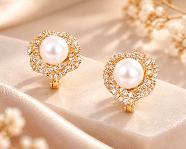 Boucles d'oreilles en or jaune 14K avec des perles d'eau douce blanches par AME Jewellery. 