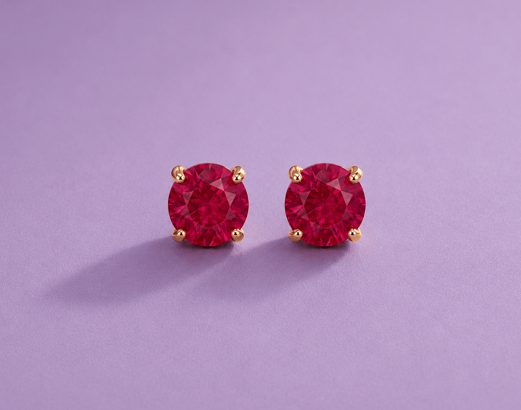 Boucles d’oreilles en rubis naturel serties de 4 griffes en or jaune 14K - AME Jewellery.