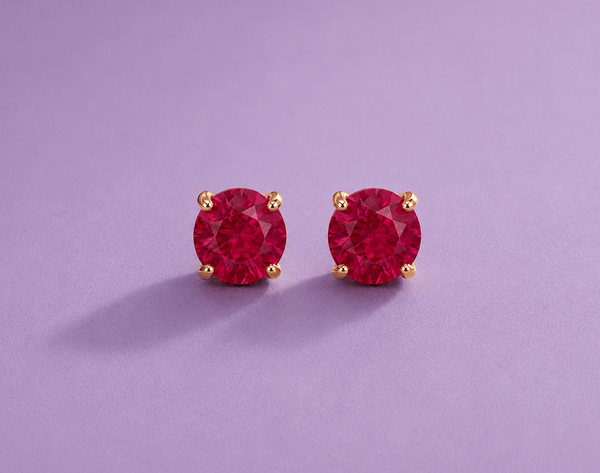 Boucles d’oreilles en rubis naturel serties de 4 griffes en or jaune 14K - AME Jewellery.