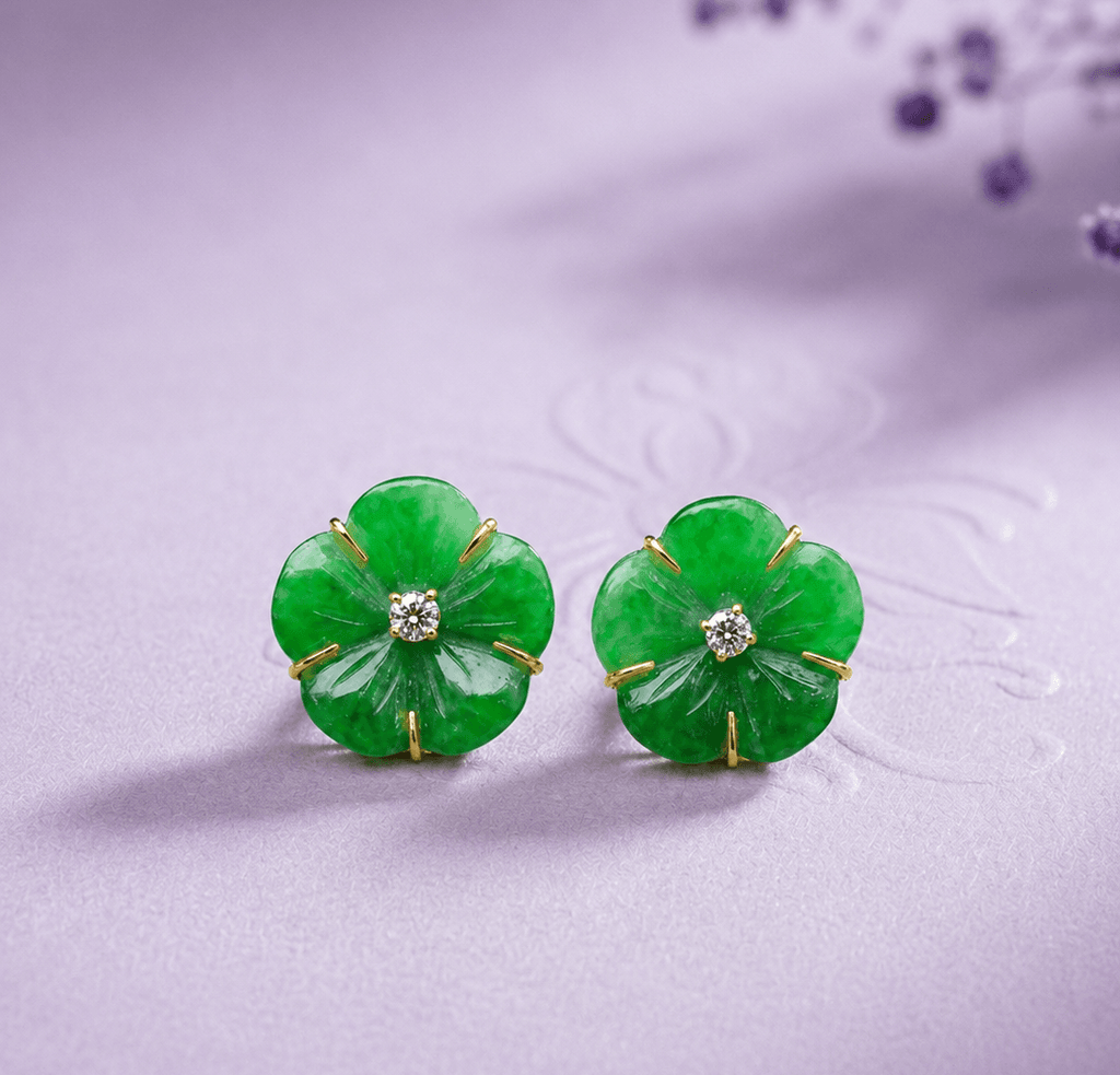 Boucles d'oreilles en or jaune 14 carats  avec jade jadéite birmane forme de fleur d'abricot sculptées à la main par AME Jewellery.