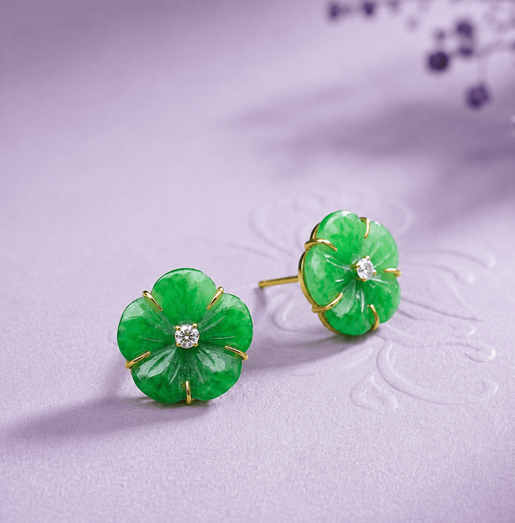 Boucles d'oreilles en or jaune 14 carats  avec jade jadéite birmane forme de fleur d'abricot sculptées à la main par AME Jewellery.