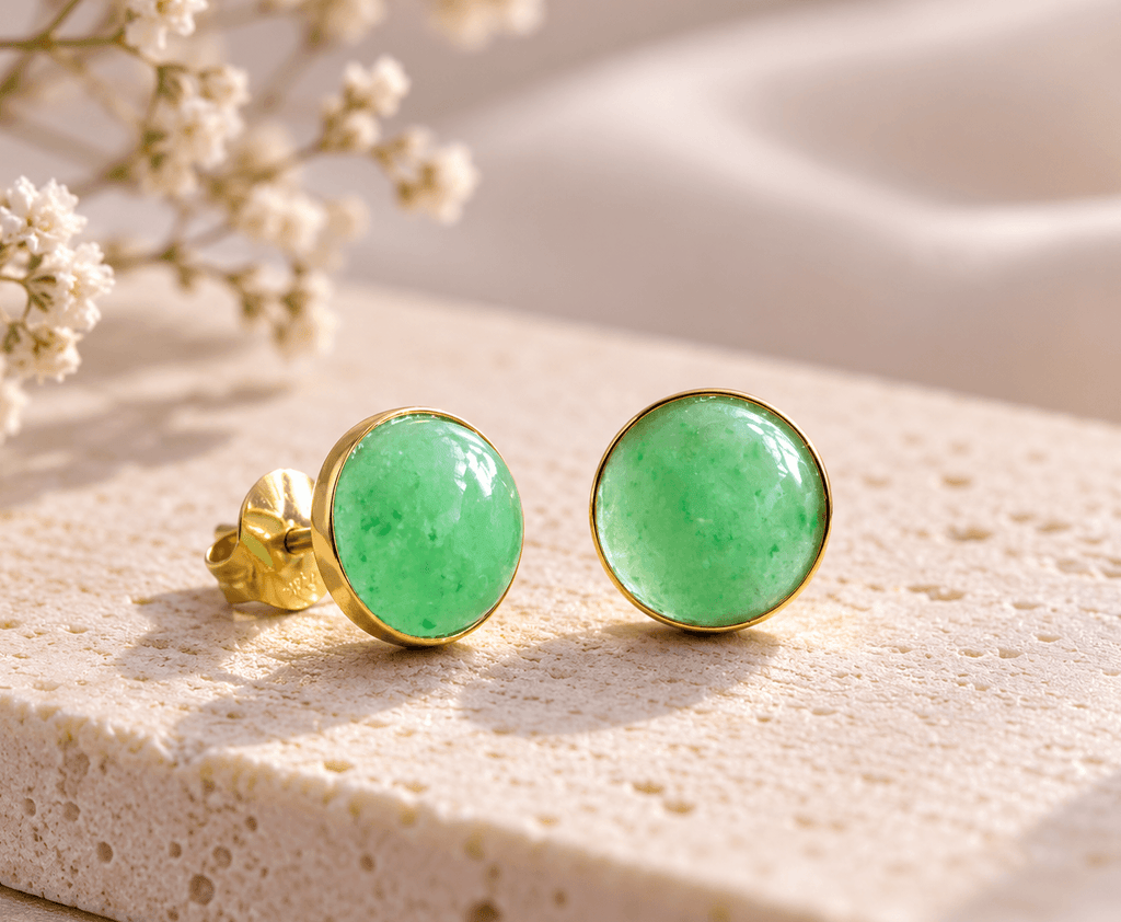 Boucles d'oreilles lunettes en or jaune 14 carats avec jade jadéite birmane, forme de demi-rondes par AME Jewellery.