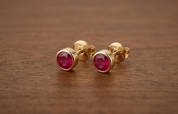 Boucles d'oreilles lunettes en or jaune 14K avec des rubis naturels par AME Jewellery.