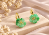 Boucles d'oreilles dormeuses en or jaune 14 carats jade jadéite sculptée en fleur d'abricot par AME Jewellery. 