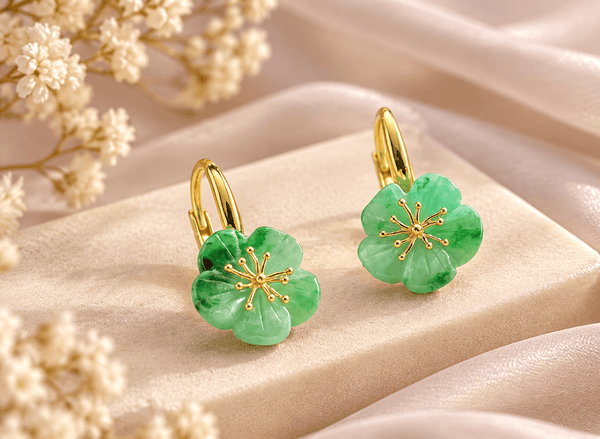 Boucles d'oreilles dormeuses en or jaune 14 carats jade jadéite sculptée en fleur d'abricot par AME Jewellery. 