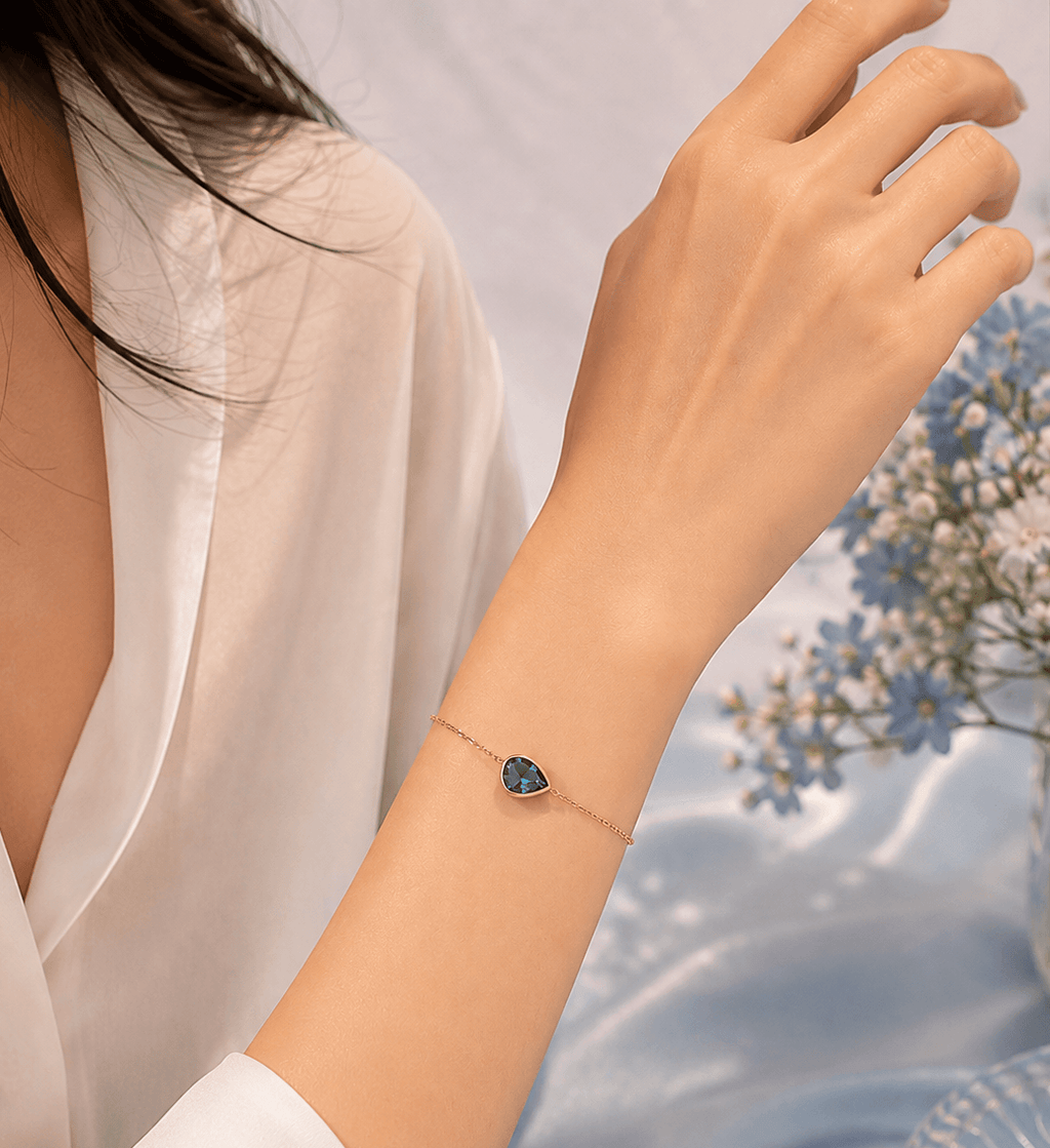 Bracelet en or jaune 14K et topaze bleue de Londres naturelle taille en poire – AME Jewellery.
