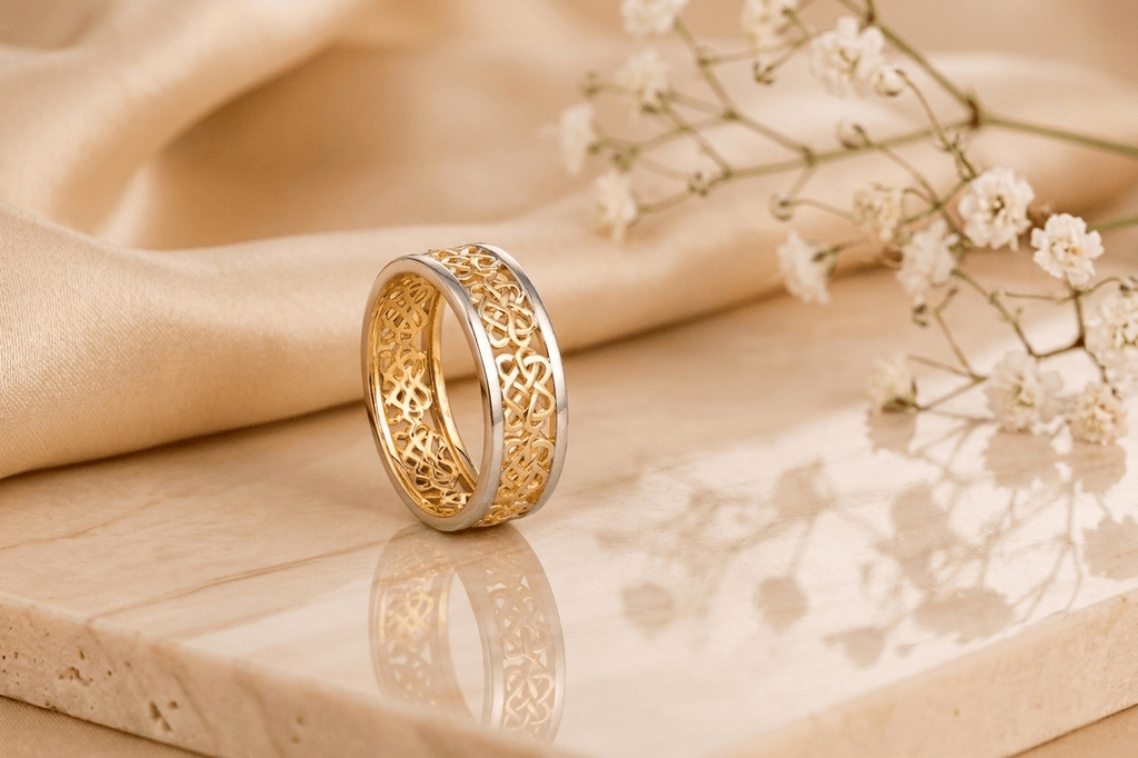 Découvrez la beauté intemporelle des alliances celtique, finement réalisées en or 14 carats jaune et blanc par AME Jewellery.
