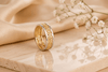 Découvrez la beauté intemporelle des alliances celtique, finement réalisées en or 14 carats jaune et blanc par AME Jewellery.
