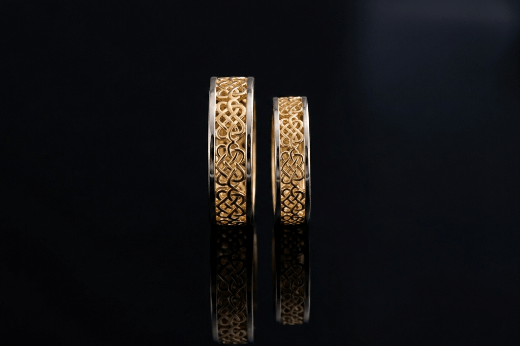 Découvrez la beauté intemporelle des alliances celtique, finement réalisées en or 14 carats jaune et blanc par AME Jewellery.
