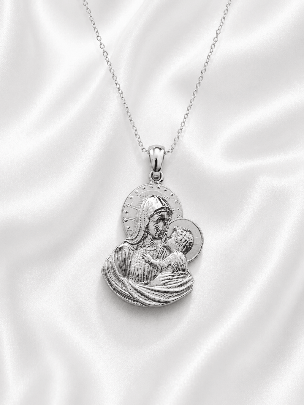 mặt dây chuyền khắc họa hình ảnh thiêng liêng của Đức Mẹ Maria và Chúa Hài Đồng Giêsu - AME Jewellery